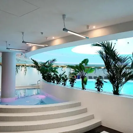 Hanza Tower Space & Pool & Sauna & Jacuzzi Daire